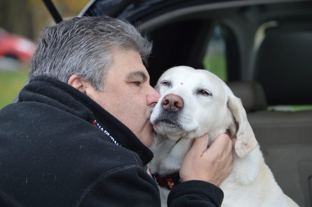Une image d'un homme et de son chien nommé Soquette